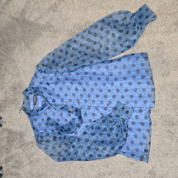 PrettyLittleThing Light blue polka dot Exlusive Organza Shirt with puff sleeves - Picture 5 of 8